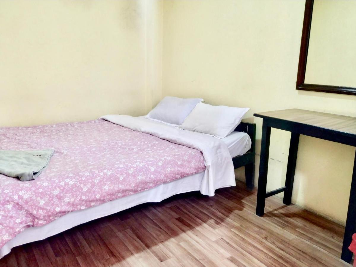 Beehive Hostel Катманду Экстерьер фото